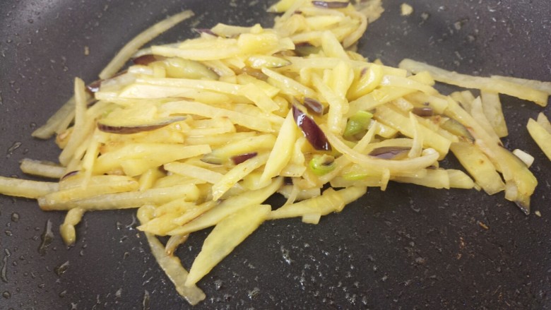 双丝拌饭,翻炒几下，炒匀