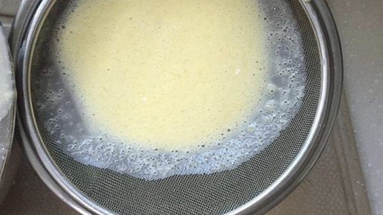 烘焙小白也能轻松制作的榴莲千层实验报告,过滤面糊,这一步最好不要省略,会让之后的<a style='color:red;display:inline-block;' href='/shicai/ 15438'>饼皮</a>更细腻