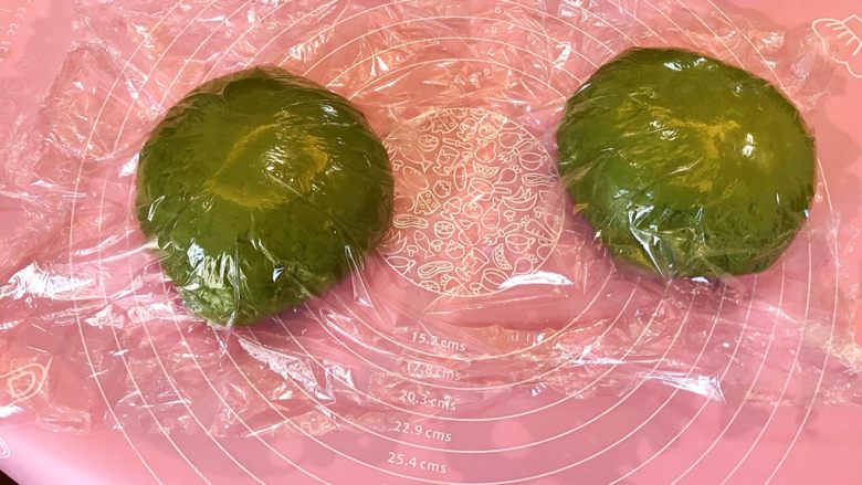 抹茶豆沙馅吐司面包,发酵好的面团揉搓排气后,分成两等份,盖上保鲜膜醒20分钟