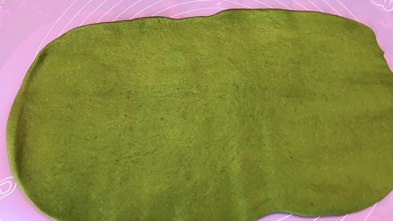 抹茶豆沙馅吐司面包,醒好的面团擀成薄片状,如图