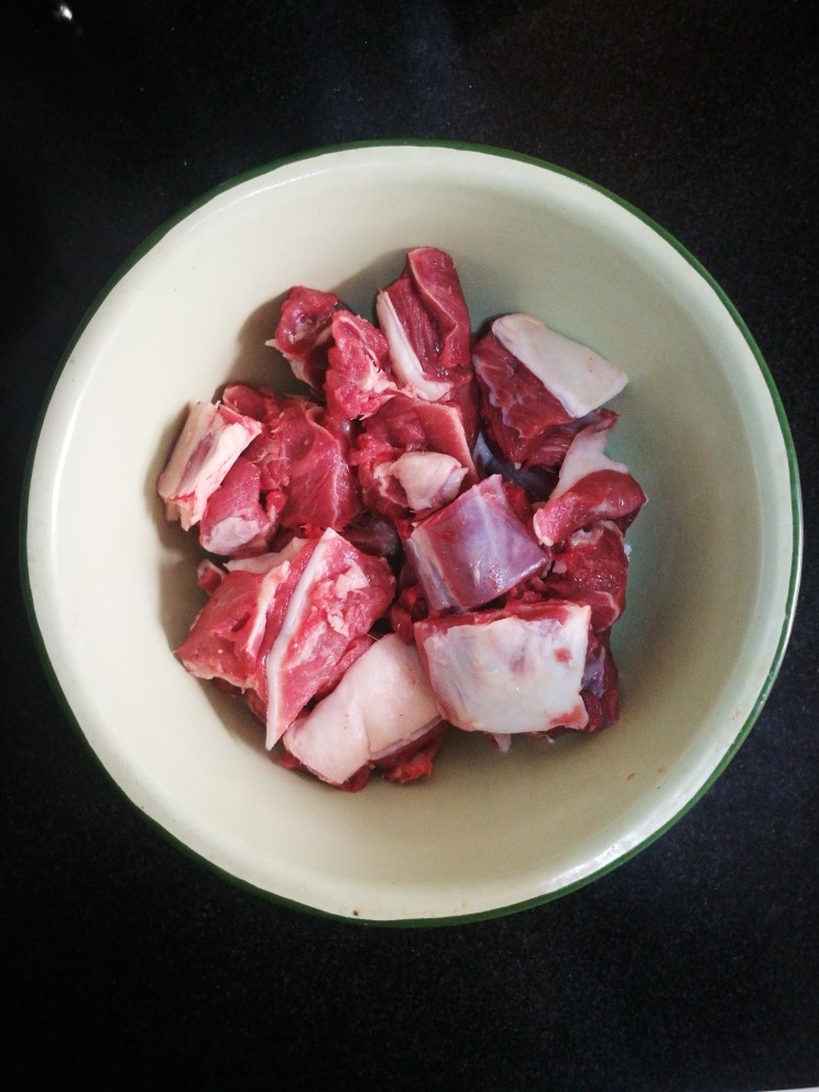 正宗新疆囊包肉,将羊肉切块儿,我用的是羊前腿肉,捎带些骨头。