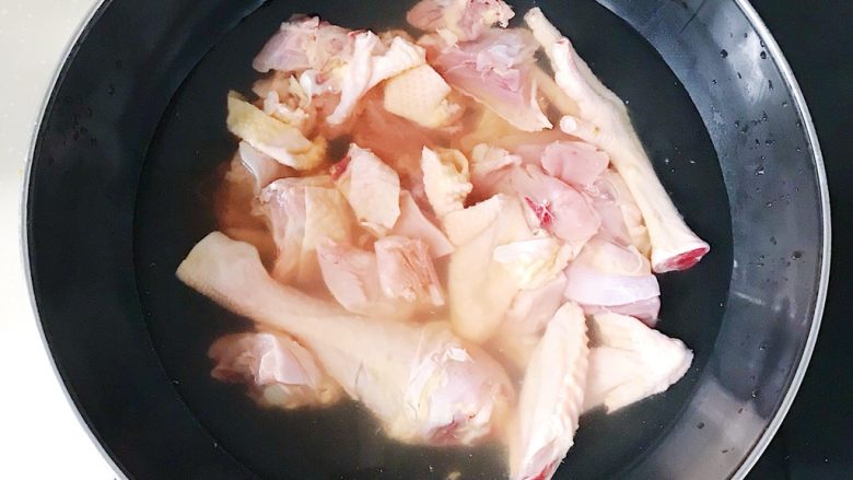 大盘鸡,2.食材处理:三黄鸡在市场砍好小块 回来反复冲洗干净后冷水下锅 ➕料酒焯熟备用