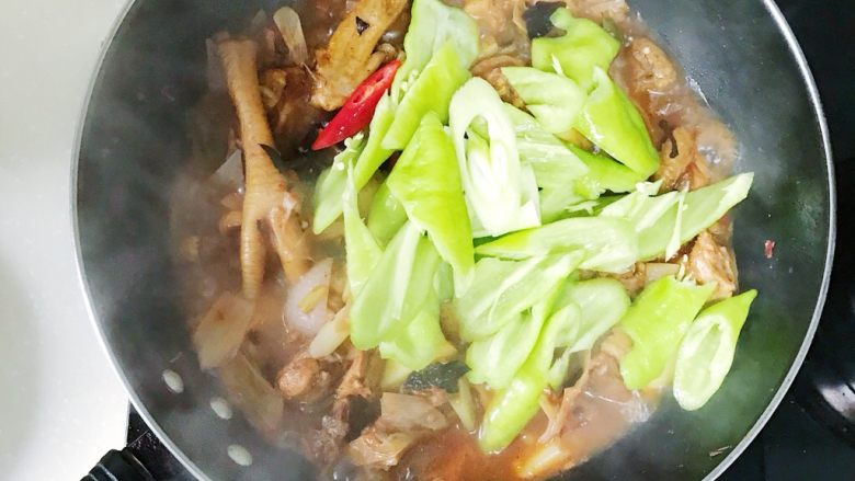 大盘鸡,最好放入青椒片 食盐 鸡精 翻炒片刻就可以出锅啦