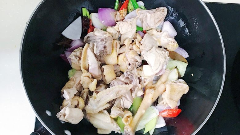 大盘鸡,倒入鸡块