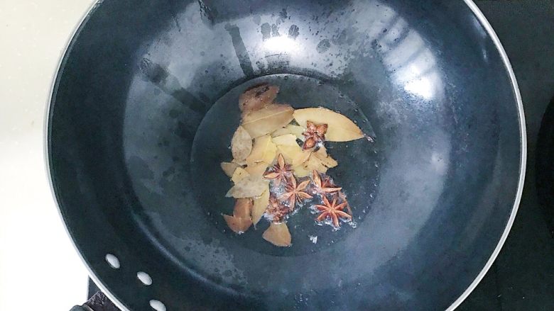 大盘鸡,热油下锅爆香香叶八角