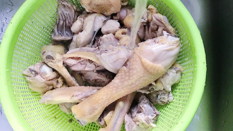 大盘鸡,焯好的鸡块用水冲干净血沫