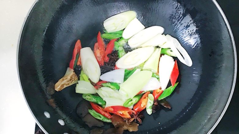 大盘鸡,下青红辣椒 葱片