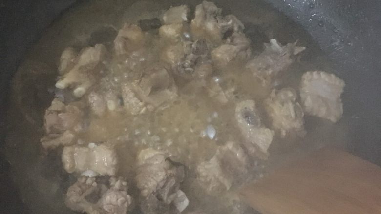 酸甜排骨,加入配料,盖锅盖焖一下,看汁水情况,每隔5分钟翻下面,让排骨着色均匀
