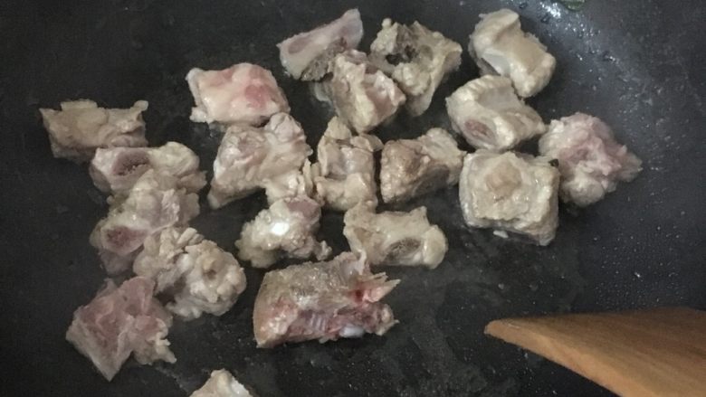 酸甜排骨,热油,将排骨稍煎一下