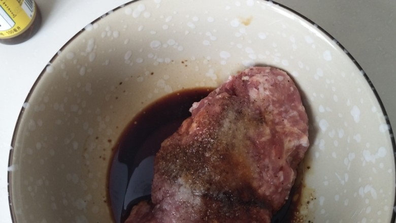 碧玉丸子汤,依次加入盐,花椒粉,姜汁,料酒,老抽(主要是为了上色),生抽(提味),白糖(加入白糖很重要,提鲜!)