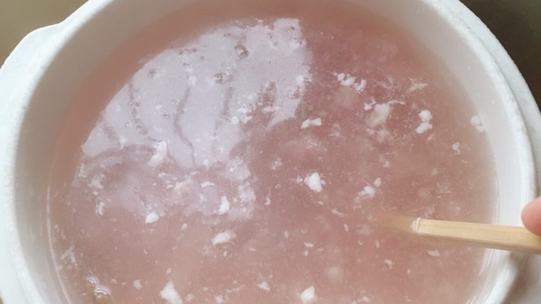 蛏干瘦肉汤,用筷子把肉搅开!放入炖锅中,炖1小时20分(我的炖锅时间是已设定好的,你可以根据自己的需要用什么锅炖,炖多久,炖熟就好,但是不是用煮一定隔水炖)