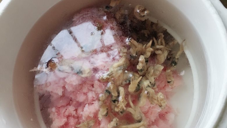 蛏干瘦肉汤,把肉沫和蛏干一起放入煲内,加入适量清水