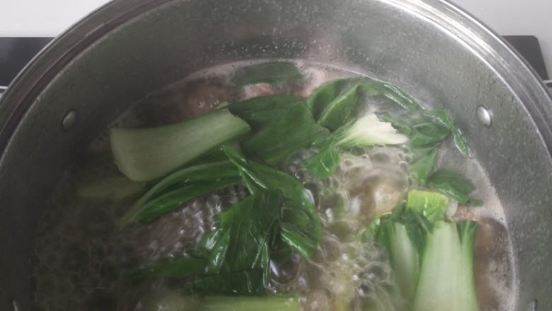 碧玉丸子汤,再等肉入味时,可以先烧水,等水开了,就可以下丸子了,丸子熟了就会浮起来,这时可以加入你想吃的青菜,也可以放木耳,豆腐,金针菇都是可以的~差不多10分钟左右就可以出锅啦!(在汤里可以放点盐,蒜沫,关火放几滴香油,就大功告成啦!)