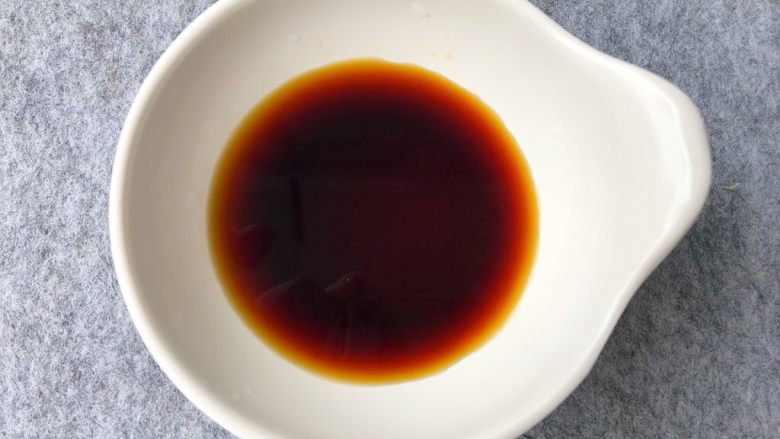 南煎肝,取一小碗,加入生抽20g,料酒5g,白糖8g,搅拌均匀,调成酱汁