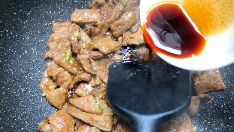 南煎肝,倒入调好的酱汁,快速翻炒入味