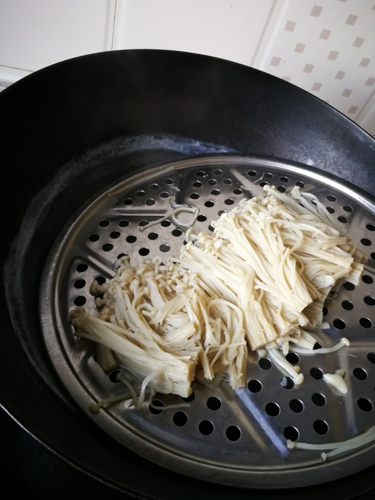 美味凉拌金针菇,将熟后的金针菇控水。