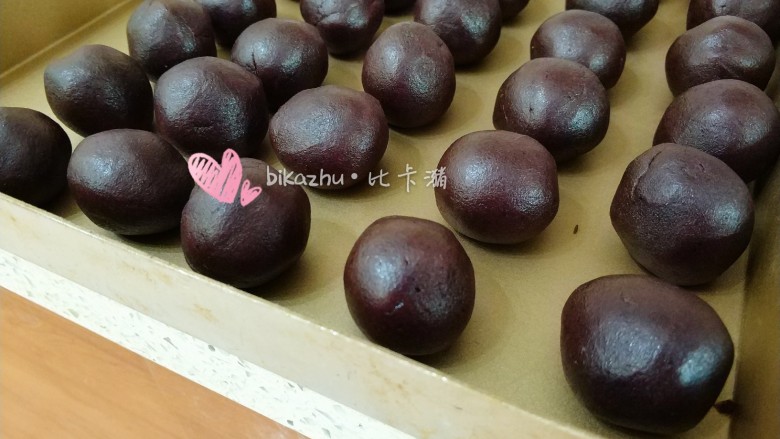 生煎红豆夹心糯米糍,豆沙分割成25g一个、我这里是和豆沙包同时操作,所以量比较多、而且自制的豆沙控制了<a style='color:red;display:inline-block;' href='/shicai/ 10588'>糖</a>量、一点都不甜腻、如果是用市售的豆沙的话量要减少10g