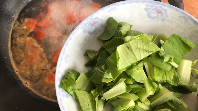 了不起的小番茄～番茄青菜炒鸡蛋汤,5分钟后，下小青菜