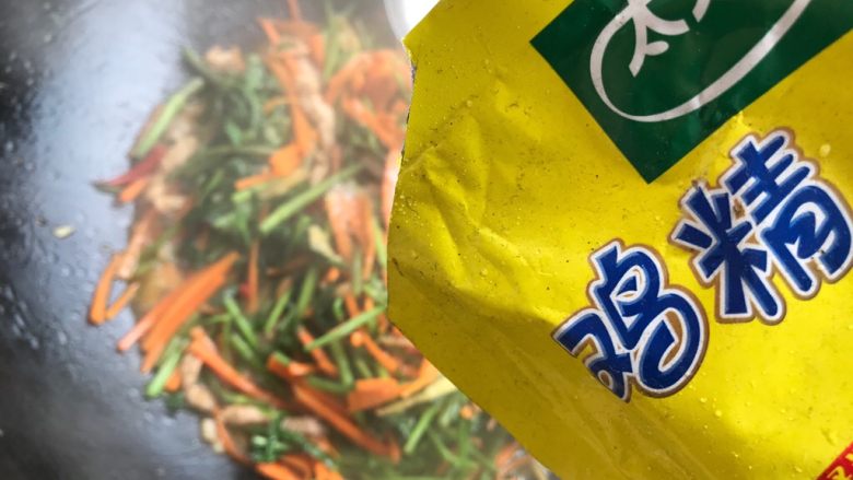 红绿三丝,加少许鸡精,翻炒均匀,即可