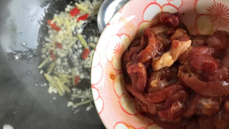 红绿三丝,下猪肉,转中大火