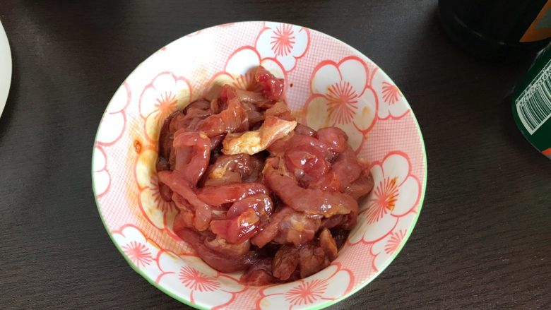 红绿三丝,加少许料酒和生抽,抓均匀,腌制,备用