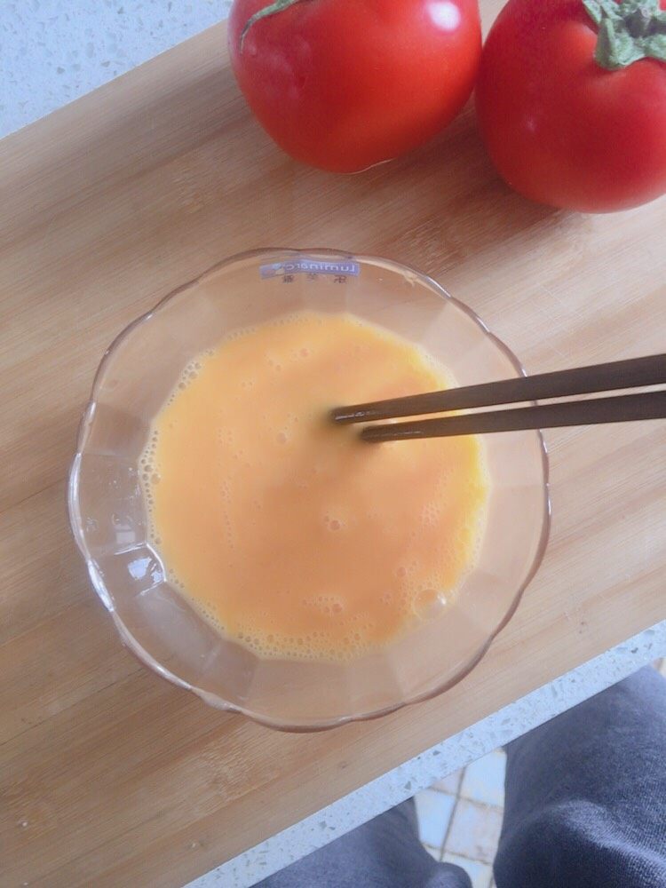 家常简易番茄炒蛋,打鸡蛋,让蛋黄和蛋白充分融合