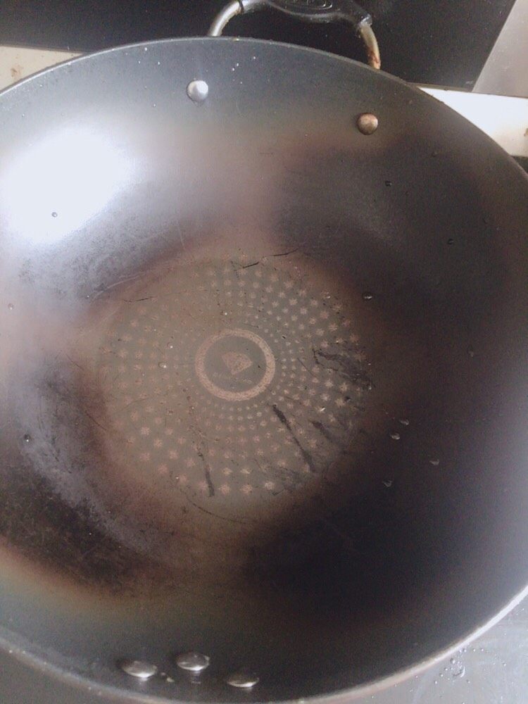 家常简易番茄炒蛋,把锅烧热,不要有水,不然等等油倒下去会溅起来