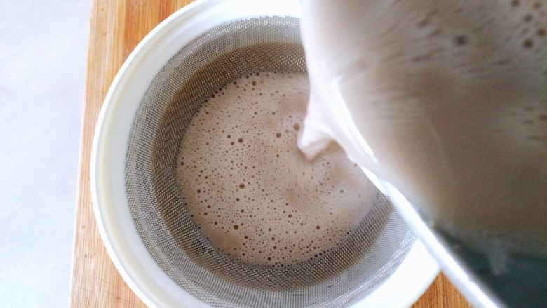 黑豆核桃仁豆浆,在碗上放入过滤网,把豆浆过滤一下。