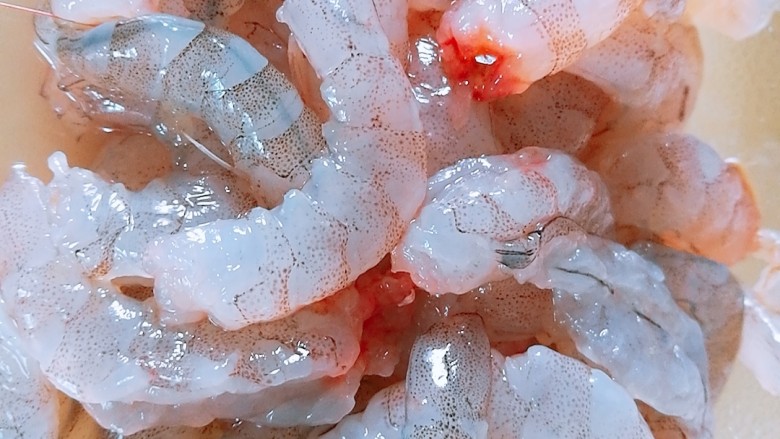 #菌类料理#
瘦身餐之蟹味菇炒虾仁,放入冷冻室冰半小时,这样可以方便的去除虾壳,剥出虾仁
