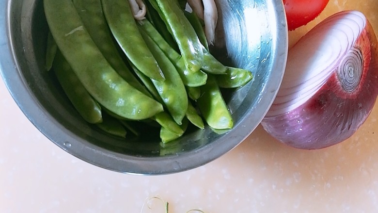 #菌类料理#
瘦身餐之蟹味菇炒虾仁,四季豆剥去根蒂切段,洋葱切片