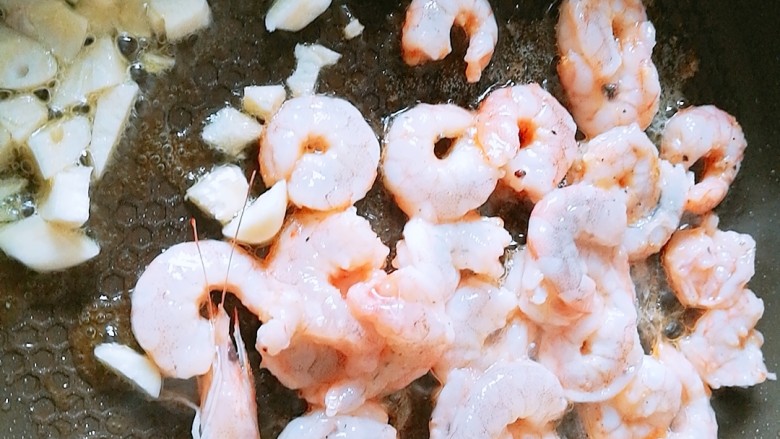 #菌类料理#
瘦身餐之蟹味菇炒虾仁,改中火,加入虾仁翻炒