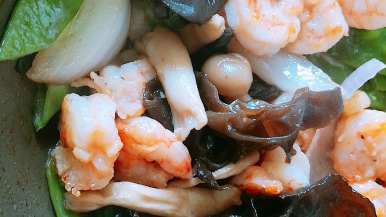 #菌类料理#
瘦身餐之蟹味菇炒虾仁,将刚才炒过的虾仁倒入,快速翻炒
