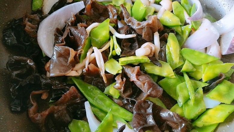 #菌类料理#
瘦身餐之蟹味菇炒虾仁,锅中再加入茶油,加入洋葱煸香后,加入<a style='color:red;display:inline-block;' href='/shicai/ 136'>黑木耳</a>、四季豆