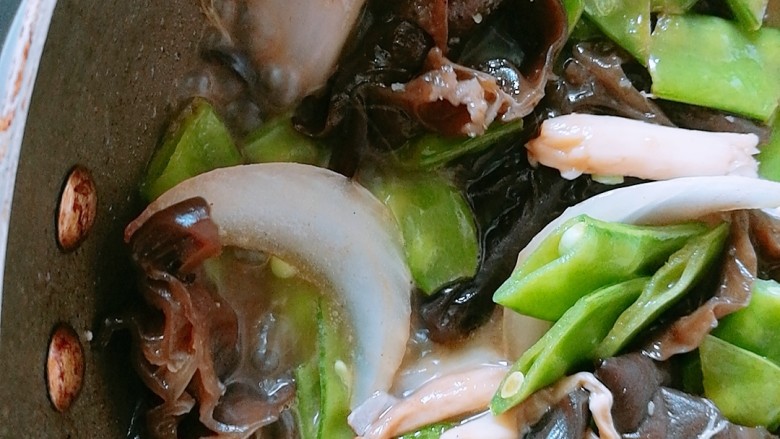 #菌类料理#
瘦身餐之蟹味菇炒虾仁,加入<a style='color:red;display:inline-block;' href='/shicai/ 250'>蟹味菇</a>翻炒,改大火加入老酒和水翻炒