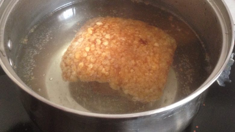 芋头扣肉,用水焯煮3分钟。主要目的是为了去一下油腻,毕竟现在人们讲究健康