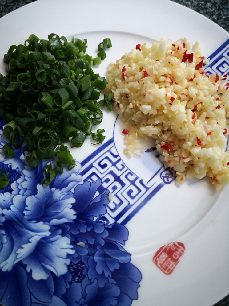 蒜蓉粉丝蒸扇贝,青葱切花,<a style='color:red;display:inline-block;' href='/shicai/ 82'>小米椒</a>大蒜切末