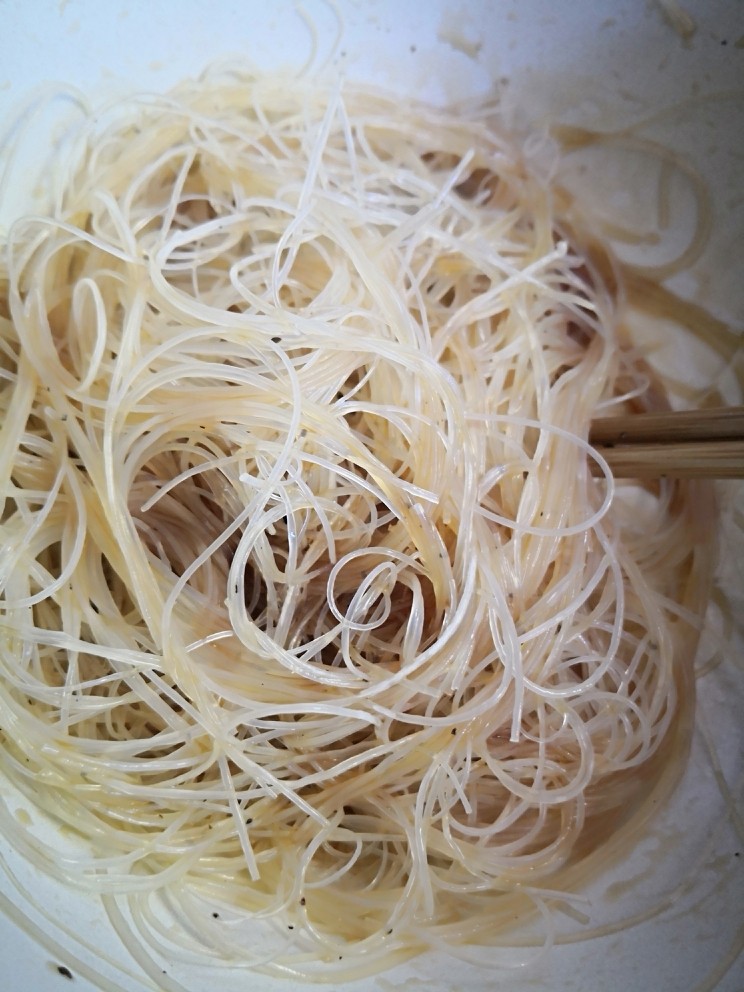 蒜蓉粉丝蒸扇贝,生抽、白胡椒粉、蚝油,放入泡软的龙口粉丝搅拌均匀