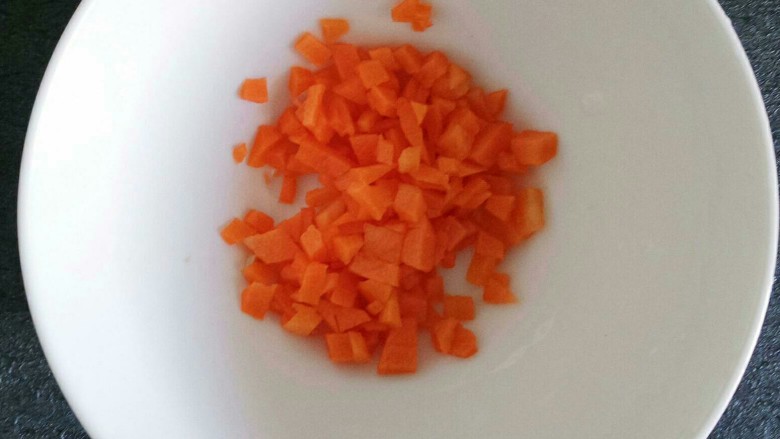 胡萝卜火腿肠饼,切碎丁