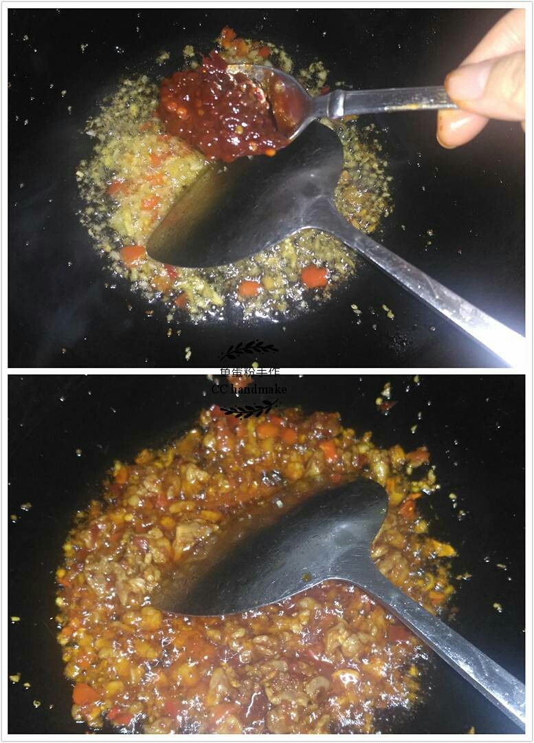 红烧肉沫茄子,锅里留油下姜、蒜头和剁椒,炒出香味后加豆瓣酱,稍微抄一下加入肉沫再翻炒。