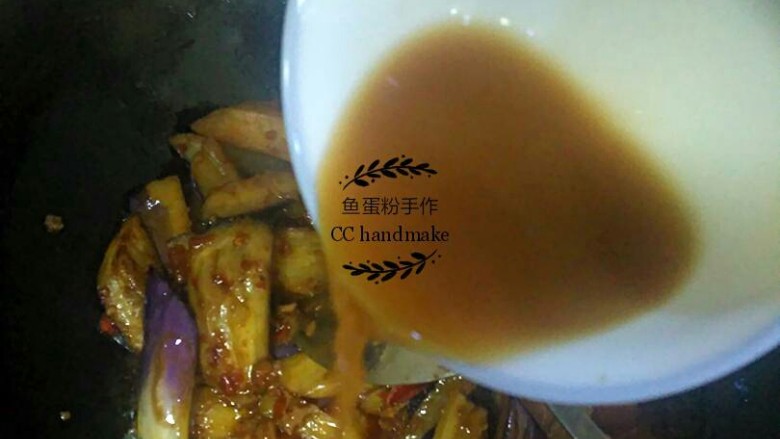 红烧肉沫茄子,肉沫变色后倒入茄子，炒几下倒入芡汁，这时可以试味不够咸可以加盐。翻炒只芡汁变稠后起锅，上碟后洒葱花即可。