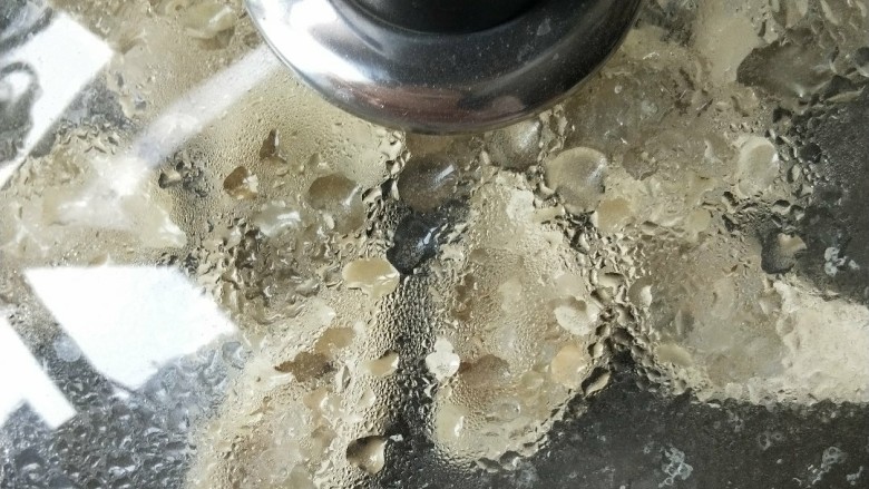 香煎槐花牛肉馄饨,倒入没过馄饨的1/3处清水,盖盖,中火🔥。 ~隔着玻璃盖可以看见馄饨一个一个直挺起来了。