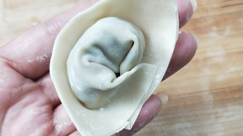 香煎槐花牛肉馄饨,两边窝一下,捏紧。