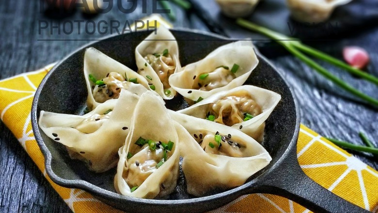 香煎槐花牛肉馄饨,手机先吃,美美哒拍上一个证件照( •̀∀•́ )