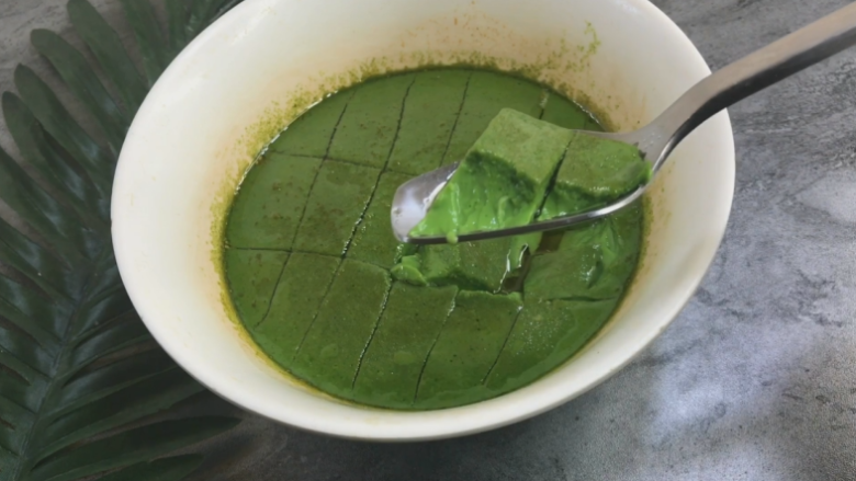 营养菠菜鸡蛋羹,划几刀让香油生抽进去 更好的好入味