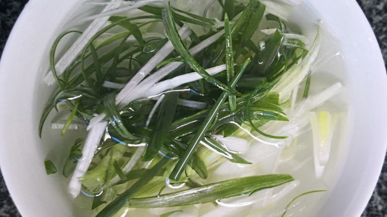 清蒸多宝鱼,切好的葱丝放入清水中泡