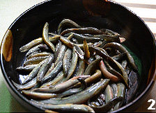 辣子泥鳅,吃时沥去水,加大量盐,然后加盖,让泥鳅死掉,再加盐搓洗后用清水洗净;
