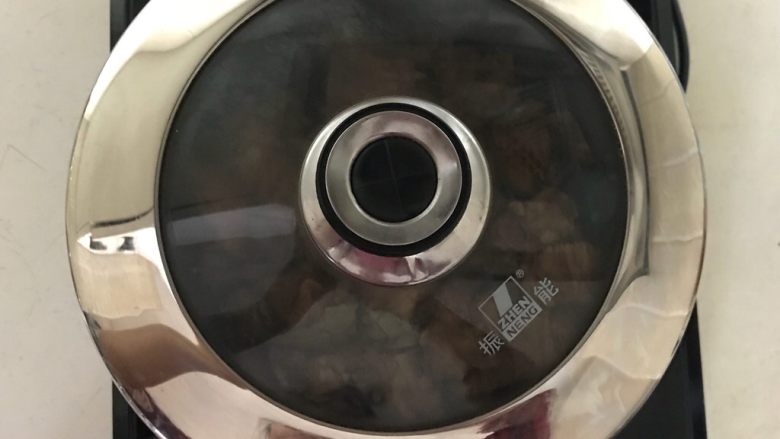 红烧羊肉,盖上锅盖,发货烧开后小火烧13分钟