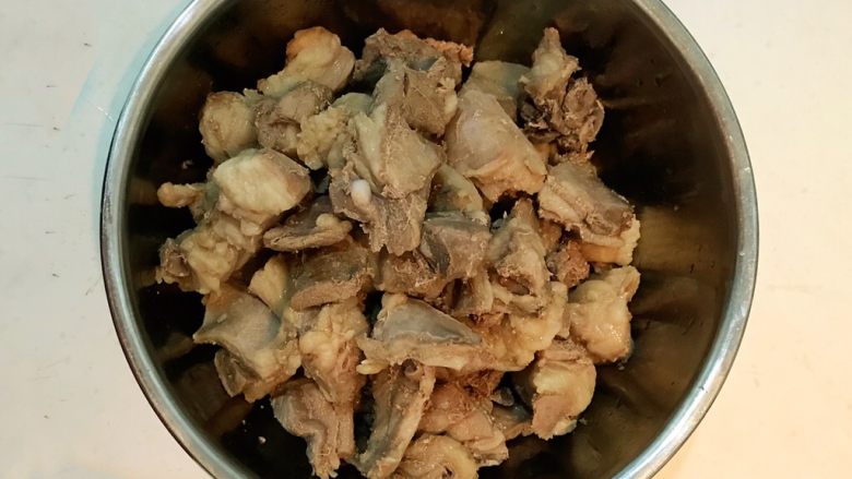红烧羊肉,把焯好的羊肉捞出来,用温水清洗干净
