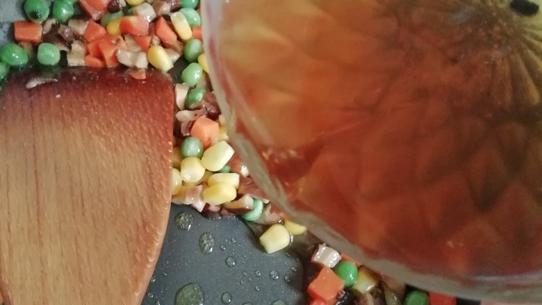 海苔什锦炒饭,翻炒一小会后倒入泡香菇的水,继续翻炒直青豆断生。