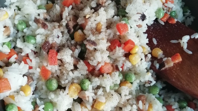 海苔什锦炒饭,翻炒至米饭没有块状,放入盐和<a style='color:red;display:inline-block;' href='/shicai/ 720'>胡椒粉</a>。